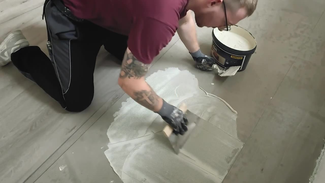 Olaf Franzen spachtelt den Untergrund