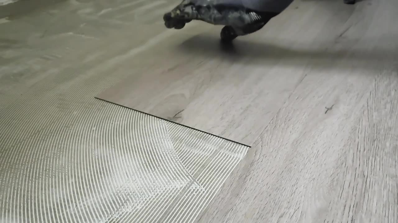 Vinylplanke wird eingelegt